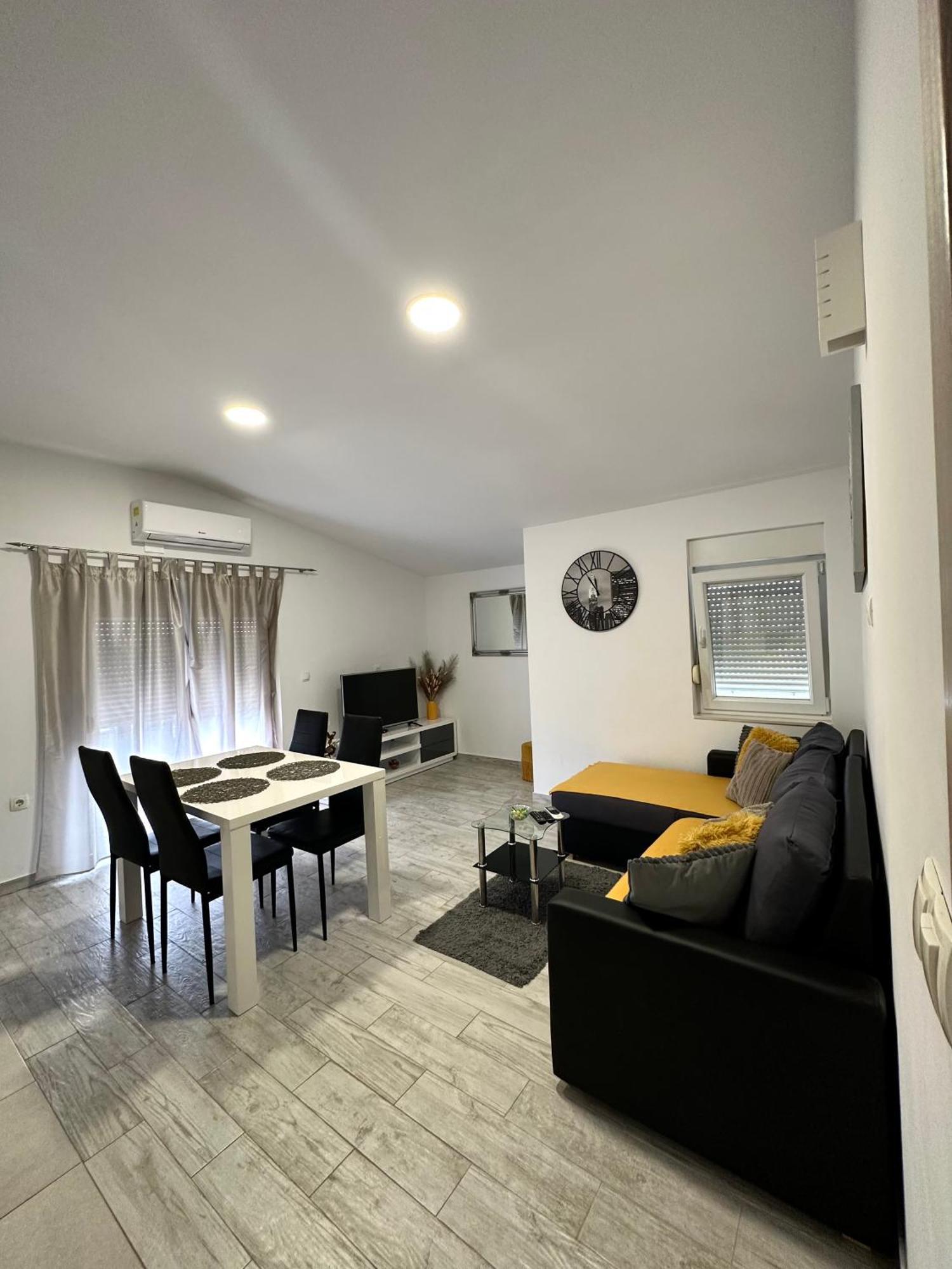 Апартаменты Apartman Nela Kastel Sucurac Экстерьер фото